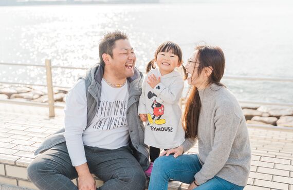 最高の家族写真を撮影します | 神戸で出張撮影を行うTsumugraphy