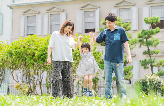 みんなの輝きの瞬間をとらえる家族写真を明石市で | 神戸で出張撮影を行うTsumugraphy